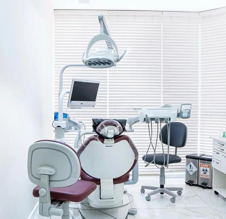 Sala de atendimento com cadeira odontológica e iluminação natural